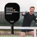 Funny the Man, Myth, Pickleball Legende benutzerde Pickleball Schläger<br><div class="desc">Sicher kennen Sie jemanden, der dieses lustige Paddel verdient, das lautet "Der Mann, der Mythos, die Legende von Pickleball". Das Design enthält Fett Weißer Text, der vor einem schwarzen Hintergrund Set ist und von einem gelben Pickleball hervorgehoben wird (Sie können die Hintergrundfarbe leicht ändern). Fügen Sie 2 Zeilen benutzerdefinierten Text...</div>