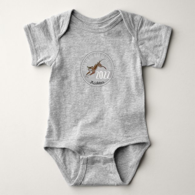 Funny Tiger Illustration Baby geboren 2022 Benennu Baby Strampler (Vorderseite)