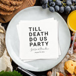 Funny Till Death Do us Party Hochzeit oder Verlobu Serviette<br><div class="desc">Set den Ton für Ihre Hochzeitsfeier, Verlobungsfeier oder Hochzeitstag mit dieser lustigen Papierserviette. Dieses Design enthält einen fett gedruckten Text "TILL DEATH DO US PARTY". Die Textvorlage erlaubt es Ihnen, dieses Design mit den Namen der Braut und des Bräutigams und dem Hochzeitstag zu personalisieren. Sie können den Text auch in...</div>