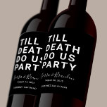 Funny Till Death Do us Party Hochzeit oder Verlobu Weinetikett<br><div class="desc">Mit diesem lustigen Weinlabel können Sie Ihre Hochzeitsfeier, Ihre Verlobungsfeier oder Ihr Hochzeitsjubiläum Set werden. Dieses Design enthält einen fett gedruckten Text "TILL DEATH DO US PARTY". Die Textvorlage erlaubt es Ihnen, dieses Design mit den Namen der Braut und des Bräutigams und dem Hochzeitstag zu personalisieren. Sie können den Text...</div>