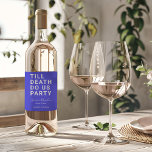 Funny Till Death Do us Party Hochzeit oder Verlobu Weinetikett<br><div class="desc">Mit diesem lustigen Weinlabel können Sie Ihre Hochzeitsfeier, Ihre Verlobungsfeier oder Ihr Hochzeitsjubiläum Set werden. Dieses Design enthält einen fett gedruckten Text "TILL DEATH DO US PARTY". Die Textvorlage erlaubt es Ihnen, dieses Design mit den Namen der Braut und des Bräutigams und dem Hochzeitstag zu personalisieren. Sie können den Text...</div>