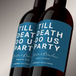 Funny Till Death Do us Party Hochzeit oder Verlobu Weinetikett<br><div class="desc">Mit diesem lustigen Weinlabel können Sie Ihre Hochzeitsfeier, Ihre Verlobungsfeier oder Ihr Hochzeitsjubiläum Set werden. Dieses Design enthält einen fett gedruckten Text "TILL DEATH DO US PARTY". Die Textvorlage erlaubt es Ihnen, dieses Design mit den Namen der Braut und des Bräutigams und dem Hochzeitstag zu personalisieren. Sie können den Text...</div>