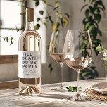 Funny Till Death Do us Party Hochzeit oder Verlobu Weinetikett<br><div class="desc">Mit diesem lustigen Weinlabel können Sie Ihre Hochzeitsfeier, Ihre Verlobungsfeier oder Ihr Hochzeitsjubiläum Set werden. Dieses Design enthält einen fett gedruckten Text "TILL DEATH DO US PARTY". Die Textvorlage erlaubt es Ihnen, dieses Design mit den Namen der Braut und des Bräutigams und dem Hochzeitstag zu personalisieren. Sie können den Text...</div>