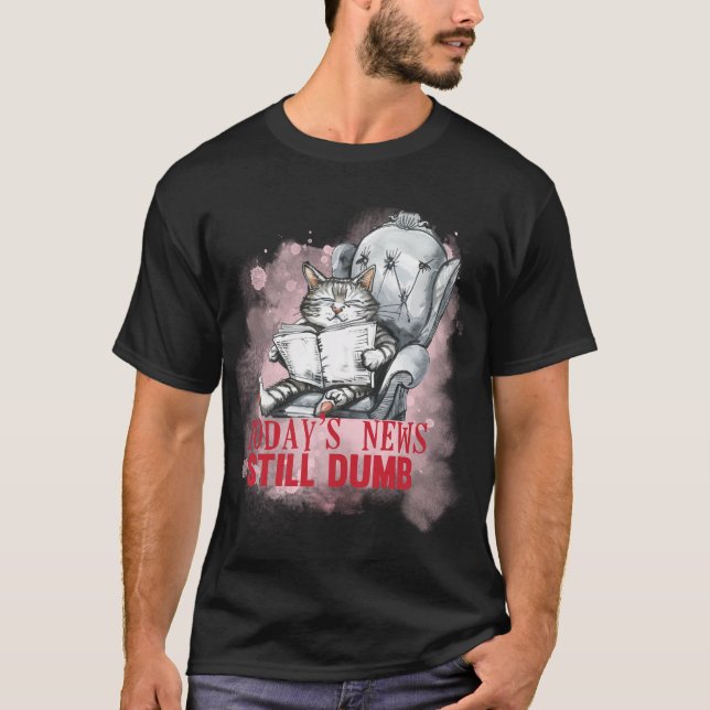 Funny "Today's News Still Dumb" Grumpy Cat ✨🗞️😼 T-Shirt (Vorderseite)