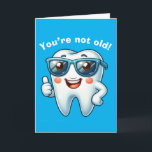 Funny Tooth Birthday Karte<br><div class="desc">Eine lustige Geburtstagskarte mit einem lustigen Zahn,  der eine Sonnenbrille trägt,  mit dem Vorhängeschild. Die Insider-Kartennachricht hat einen lustigen Zahnpuffer,  kann aber bearbeitet werden,  wenn sie von Ihnen gewollt wird. Das würde eine lustige Geburtstagskarte für den Zahnarzt,  Zahnarzthygieniker usw. in Ihrem Leben machen.</div>