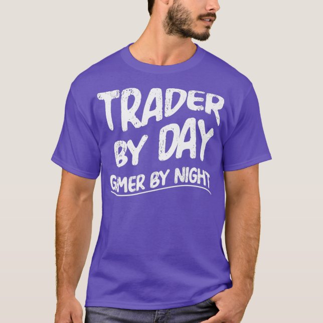 Funny Trader by Day Gamer by Night Video Game T-Shirt (Vorderseite)