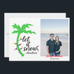 Funny Tropical Beach Weihnachts-Foto Feiertagskarte<br><div class="desc">Mit diesen lustigen tropischen Weihnachtskarten senden Sie uns herzliche Wünsche in dieser Urlaubssaison. Diese Karten lauten "Lass es schneien... woanders" mit einer hellen Palme und einer Zeichenketten-Lichtgrafik. Fügen Sie Ihr eigenes Foto und Ihren Namen hinzu.</div>