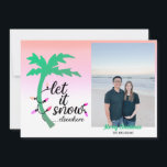 Funny Tropical Beach Weihnachtskarte Feiertagskarte<br><div class="desc">Mit diesen lustigen tropischen Weihnachtskarten senden Sie uns herzliche Wünsche in dieser Urlaubssaison. Diese Karten lauten "Lass es schneien... woanders" mit einer hellen Palme und einer Zeichenketten-Lichtgrafik. Fügen Sie Ihr eigenes Foto und Ihren Namen hinzu.</div>