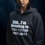 Funny True Crime Podcast Fan Hoodie<br><div class="desc">Ich höre auf "True Crime Podcasts". Serielle Killer-Besessenheit? Dieser lustige Podcast Hörer Spaß hooded Sweatshirt hat dich überzogen got. Shush, rede nicht mit mir, während ich über Morde lerne oder als Podcaster arbeite, der Geschichten über Kriminelle und Kriminologie erzählt.</div>