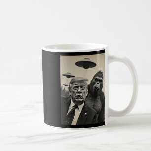 Funny Trump Bigfoot Selfie mit Ufos komischer Alie Kaffeetasse