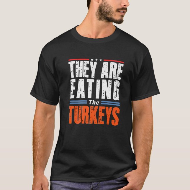 Funny Trump Sprichwort Sie essen die Truthähne vor T-Shirt (Vorderseite)