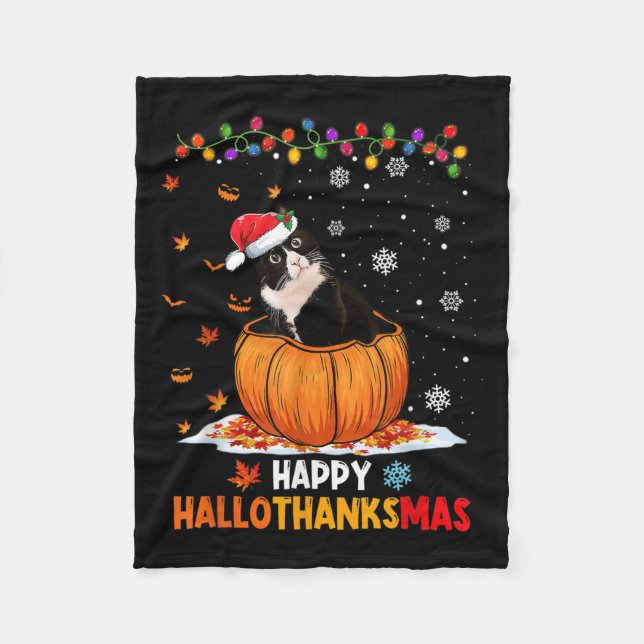 Funny Tuxedo Cat On Pumpkin Happy Hallothanksmas m Fleecedecke (Vorderseite)