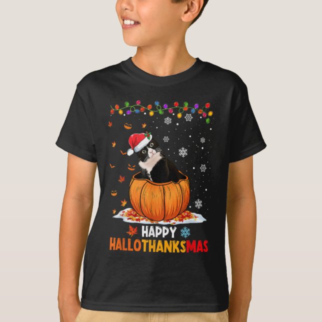 Funny Tuxedo Cat On Pumpkin Happy Hallothanksmas m T-Shirt (Vorderseite)