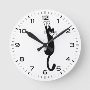 Funny Tuxedo Katze, die auf Schwarz und Weiß hing Runde Wanduhr