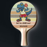 Funny Tyrannosaurus Rex Retro Saur Loser Custom Tischtennis Schläger<br><div class="desc">Tyrannosaur Rex mag für seine winzigen, schwachen Arme bekannt sein - aber er trifft den Fitnessraum und er ist bereit, beim Tischtennis zu gewinnen. Dieses lustige Cartoon-Paddel-Design zeigt einen blauen T-Rex-Dinosaurier mit einem Pingpong-Paddel und Ball. Der T-Rex trägt Trainingskleidung, komplett mit Sweatband. Der Hintergrund hat Retrostreifen. Im Text steht derzeit...</div>