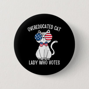 Funny übergebildeten Katze Lady, die für Kamala H Button