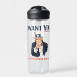 Funny Uncle Sam Patriotic Custom Trinkflasche<br><div class="desc">Denken Sie daran,  mit dem bedrohlichen Anblick von Uncle Sam hydriert bleibe. Diese Wasserflasche ist so gestaltet,  dass sie wie das klassische Uncle Sam Rekrutierungspposter aussieht. Sie können die "to DRINK MORE WASSTER"-Nachricht an jeden beliebigen Text anpassen.</div>