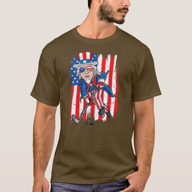 Funny Uncle Sam Playing Ice Hockey American Flag T-Shirt (Vorderseite)