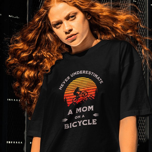 Funny Unterschätze nie eine Mama auf einem Fahrrad T-Shirt (Von Creator hochgeladen)