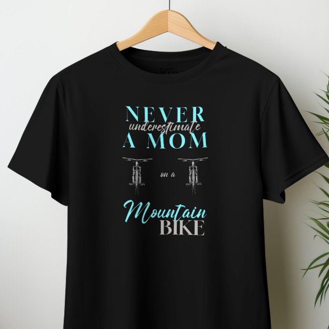 Funny Unterschätze niemals eine Mama auf einem Mou T-Shirt (Von Creator hochgeladen)