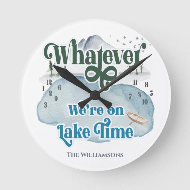 Funny Vacation Lake Time Family Monogram Runde Wanduhr (Vorderseite)