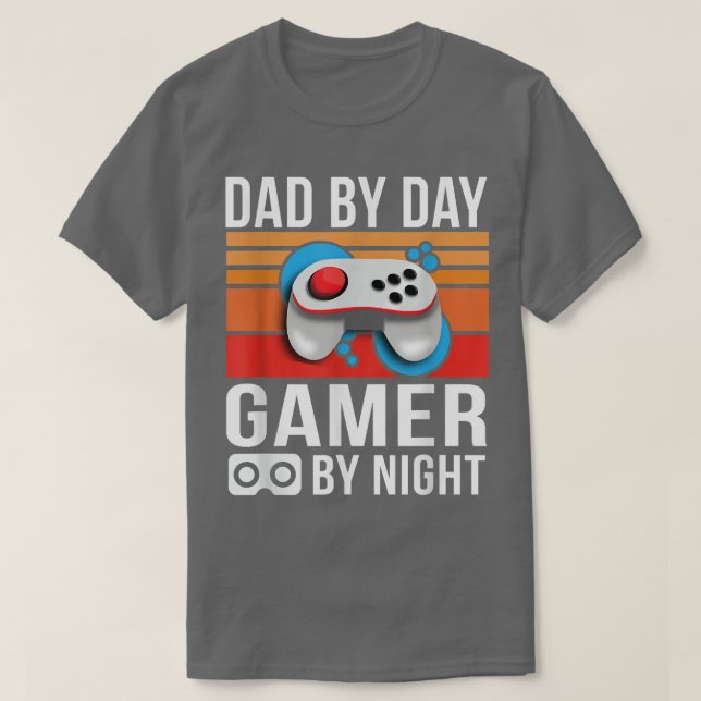 Funny Vater by Day Gamer By Night Pater T-Shirt (Design vorne)