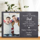 Funny Vater Gedicht Personalisiert Foto Vater Tag Fotoplatte<br><div class="desc">Überraschen Sie Papa diesen Tag mit einer personalisierten 3-Foto-Plakette. "Ich lächle, weil du mein VATER bist, ich lache, weil du nichts dagegen tun kannst." Personalisieren Sie diese Papa-Plakette mit Lieblings-Foto, Nachricht und Namen. Besuchen Sie unsere Kollektion für die Tagesgeschenke und die personalisierten Papa-Geschenke. COPYRIGHT © 2020 Judy Burrows, Black Dog...</div>