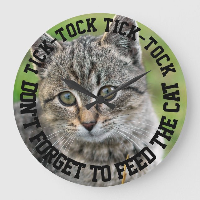 Funny Vergiss nicht, die Katze personalizable Fütt Große Wanduhr (Vorderseite)