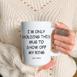 Funny Verlobung Future Frau Fiancé Rustic Tasse<br><div class="desc">Dies ist eine lustige Verlobung Ankündigung Rustic Kaffee Tasse. Beste Kaffee-Tasse für nur Verlobten Frauen. Diese Kaffee-Tasse enthält eine lustige Typografie-Design sagt: "Ich halte nur diese Tasse, um meinen Ring zu zeigen". Dies ist auch mit einem benutzerdefinierbaren Namen versehen. Klicken Sie auf den Personalize Button, um Braut- und Bräutigam-Namen hinzuzufügen....</div>
