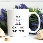 Funny von Lieblingskind für Mama Vater Redewendung Kaffeetasse<br><div class="desc">Dieses lustige Design enthält den Text "mein Lieblingskind hat mir diese Tasse gegeben" in einem modernen Skript. Perfekt für Weihnachten,  Geburtstag,  Muttertag,  Vatertag #coffee #coffeemugs #Tasse #coffeelover #Trinkbehälter #ous #music #funnygifts #Geburtstag #Geburtstagsgeschenke #christmasgeschenke #christmands #mothersday #mothersdaygifts #fathersday #fathersday #Tagesgeschenke #dad #giftsfordad #giftsforMom</div>