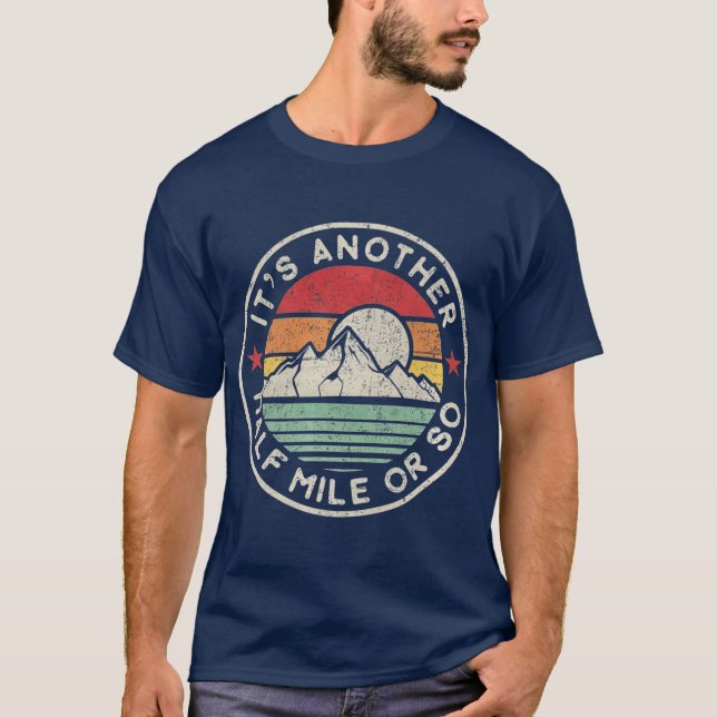 Funny Wandern Camping Eine halbe Meile oder T-Shirt (Vorderseite)