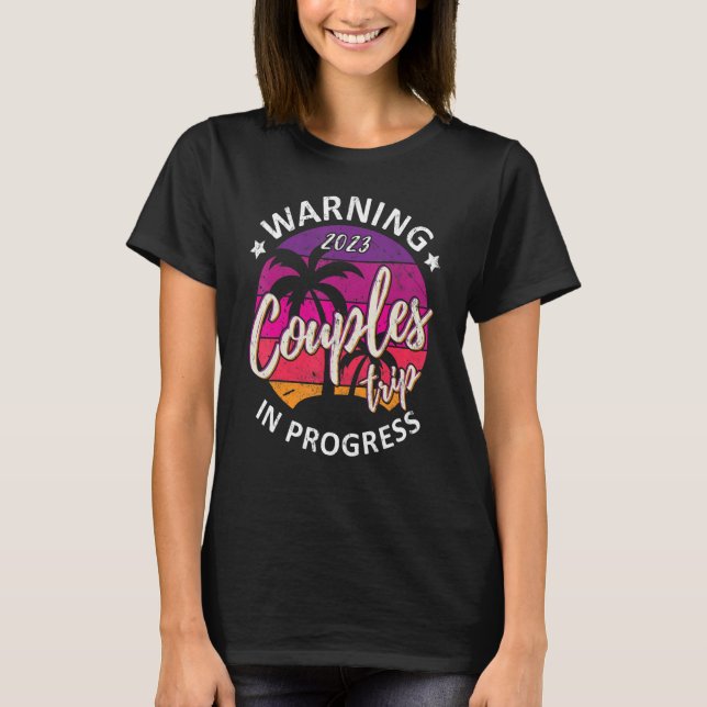 Funny Warning Couples Trip 2023 In Progress Retro  T-Shirt (Vorderseite)