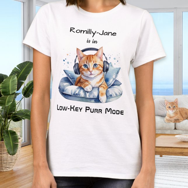 Funny Watercolor Cat Spaß Personalisiert T-Shirt (A funny personalized t-shirt with picture of a cat chilling out with headphones)