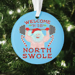 Funny Weihnachtsmann Claus Swole Weightlifter Ornament<br><div class="desc">Der Weihnachtsmann wird nicht mehr mit den Keksen herumbasteln. Dieses Jahr hebt er Gewichte statt einer Gläser Milch. Dieses lustige Urlaubsdesign zeigt einen buffen, hemmungslosen Weihnachtsmann, der in seinen Handschuhen ein Barbell anhebt. Er ist umgeben von Mistelkuchen und Bonbons, und in dem Text steht: "Willkommen auf dem Nordpol." Niemand wird...</div>