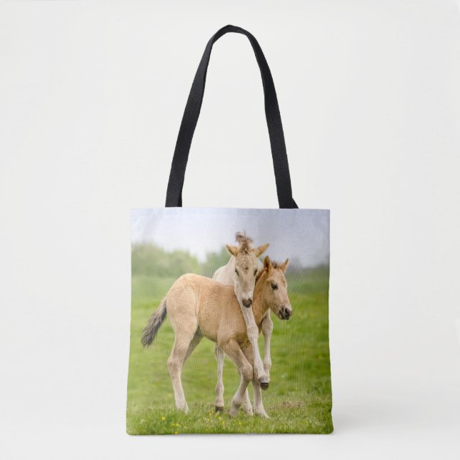 Funny Wild Konik Pferde Foals Playing Together Tasche (Vorderseite)