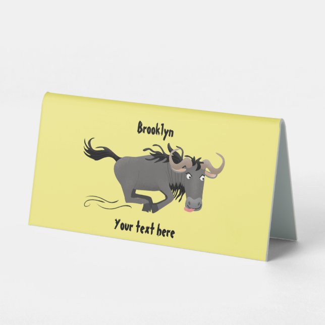 Funny wildebeam läuft Cartoon Illustration Tischaufsteller (Vorderseite)
