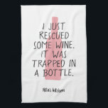 Funny Wine Flasche Sprichwort Name Rosé Pink Schwa Geschirrtuch<br><div class="desc">Das wunderschöne Küchentuch mit einer Roséwein-Illustration und dem Sprichwort "ich habe gerade etwas Wein gerettet. Es war in einer Flasche gefangen",  in Rosa und Schwarz. Einfach mit Ihrem Namen und Ihren Lieblingsfarben anpassen - alle Elemente können bearbeitet werden.</div>