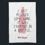 Funny Wine Flasche Sprichwort Name Rosé Pink Schwa Geschirrtuch<br><div class="desc">Das wunderschöne Küchentuch mit einer Roséwein-Illustration und dem Sprichwort "ich habe gerade etwas Wein gerettet. Es war in einer Flasche gefangen",  in Rosa und Schwarz. Einfach mit Ihrem Namen und Ihren Lieblingsfarben anpassen - alle Elemente können bearbeitet werden.</div>