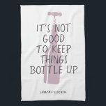 Funny Wine Lover Individuelle Name Stilvolles Gesc Geschirrtuch<br><div class="desc">Funny wine lover Küchenhandtuch mit stylish rosé Flaschenabbilderin mit dem Text "Es ist nicht gut,  etwas in Flaschen behalten" mit individuelle Name oder Text unten in einem modernen,  trendigen Typografie-Design.</div>