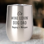 Funny Wine Loving Hund Vater Personalisierte Namen<br><div class="desc">Das perfekte Glas für diejenigen,  die Liebe und Wein. Einfach steht im Text "Wine lovin' Dog Vater". Passen Sie Ihre Monogramm oder Namen an. Ändern oder löschen Sie einfach jeden Text. Macht ein tolles Geburtstag- oder Urlaubsgeschenk,  Vatertag oder Alltagsgeschenk für Ihren Lieblingswein und Hundefreund.</div>