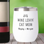 Funny Wine Loving Katze Vater Personalisierte Name<br><div class="desc">Das perfekte Glas für diejenigen,  die Liebe Wein und Katzen. Einfache Mama lautet "Wine lovin' Cat". Passen Sie Ihre Monografie oder Ihren Namen an. Ändern oder löschen Sie einfach jeden Text. Macht ein tolles Geburtstag- oder Urlaubsgeschenk,  Muttertag oder tägliches Geschenk für Ihren Lieblingswein und Katzenliebhaber.</div>