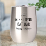 Funny Wine Loving Katze Vater Personalisierte Name<br><div class="desc">Das perfekte Glas für diejenigen,  die Liebe Wein und Katzen. Einfach steht im Text "Wine lovin' Cat Vater". Passen Sie Ihre Monografie oder Ihren Namen an. Ändern oder löschen Sie einfach jeden Text. Macht ein großartiges Geburtstag- oder Urlaubsgeschenk,  Vatertag oder tägliches Geschenk für Ihren Lieblingswein und Katzenliebhaber.</div>