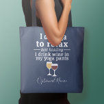 Funny Wine Quote - Ich trinke Wein in Yoga Hose Tasche<br><div class="desc">Ein kleiner Spaß,  den Sie an Ihre Weinfreunde weitergeben können. Lassen Sie sie mit diesem humorvollen Gag oder einem weißen Elefanten lachen. Ich mache Yoga,  um mich zu entspannen - nur Spaß - trinke ich Wein in meiner Yoga Hose.</div>