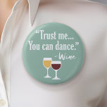 Funny Wine Quote - Vertrauen Sie mir, dass Sie tan Button<br><div class="desc">Ein kleiner Spaß,  den Sie an Ihre Weinfreunde weitergeben können. Lassen Sie sie mit diesem humorvollen Gag oder einem weißen Elefanten lachen. Ich versuchte zu rennen,  aber ich behielt,  meinen Wein zu vergießen.</div>
