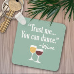 Funny Wine Quote - Vertrauen Sie mir, dass Sie tan Schlüsselanhänger<br><div class="desc">Ein kleiner Spaß,  den Sie an Ihre Weinfreunde weitergeben können. Lassen Sie sie mit diesem humorvollen Gag oder einem weißen Elefanten lachen. Ich versuchte zu rennen,  aber ich behielt,  meinen Wein zu vergießen.</div>