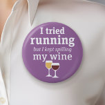Funny Wine Zitat - Ich habe es versucht zu laufen  Button<br><div class="desc">Ein kleiner Spaß,  den Sie an Ihre Weinfreunde weitergeben können. Lassen Sie sie mit diesem humorvollen Gag oder einem weißen Elefanten lachen. Ich versuchte zu rennen,  aber ich behielt,  meinen Wein zu vergießen.</div>