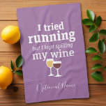 Funny Wine Zitat - Ich habe es versucht zu laufen  Küchentuch<br><div class="desc">Ein kleiner Spaß,  den Sie an Ihre Weinfreunde weitergeben können. Lassen Sie sie mit diesem humorvollen Gag oder einem weißen Elefanten lachen. Ich versuchte zu rennen,  aber ich behielt,  meinen Wein zu vergießen.</div>