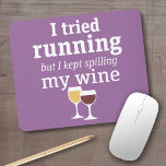 Funny Wine Zitat - Ich habe es versucht zu laufen  Mousepad<br><div class="desc">Ein kleiner Spaß,  den Sie an Ihre Weinfreunde weitergeben können. Lassen Sie sie mit diesem humorvollen Gag oder einem weißen Elefanten lachen. Ich versuchte zu rennen,  aber ich behielt,  meinen Wein zu vergießen.</div>