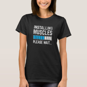 Funny Workout Installation Muskeln Bitte warten Si T-Shirt