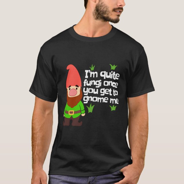 Funny Yard Gnome Geschenk Quite a Fungi Garden Gno T-Shirt (Vorderseite)